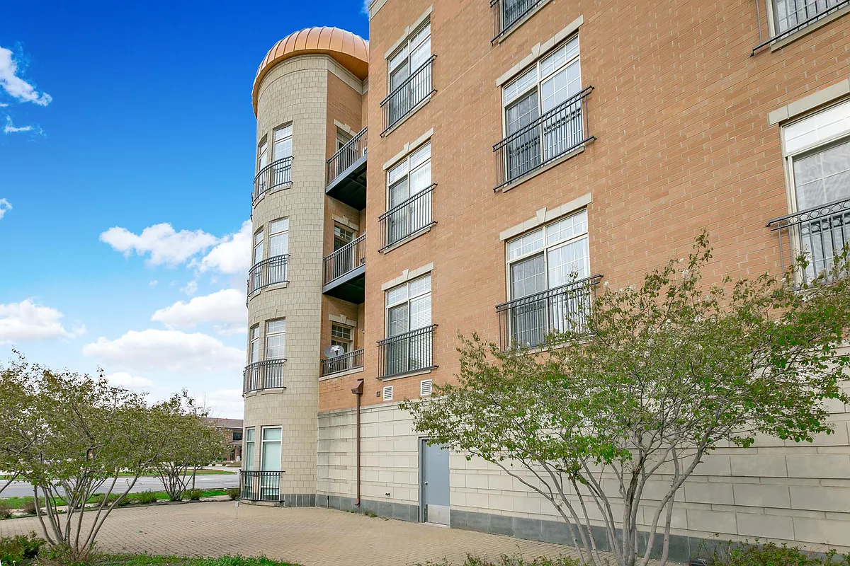 Building Photo - 6425 W Touhy Ave #1F