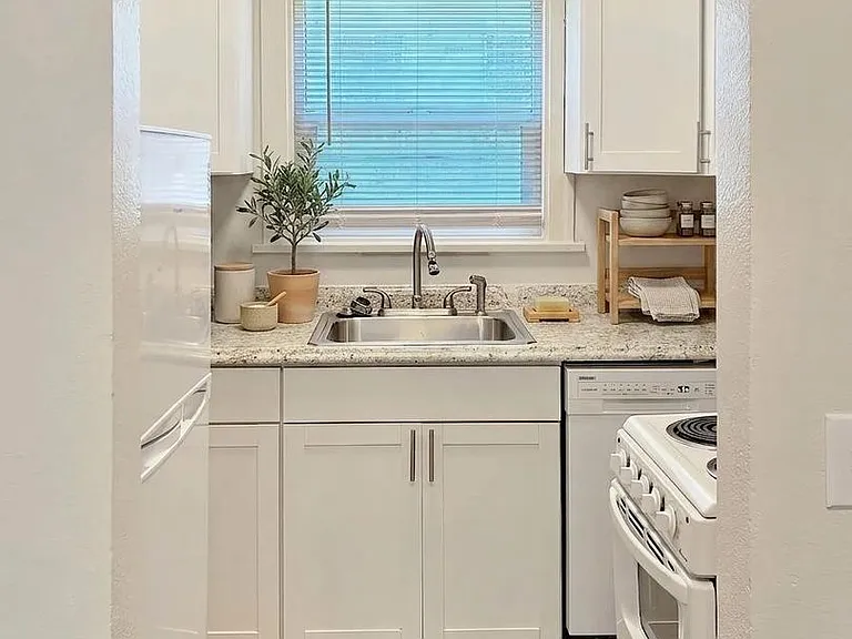 Town Manor Apartments — Photo 3