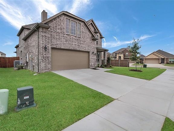 2nd image of 2100 Lake Hawthorne Trl