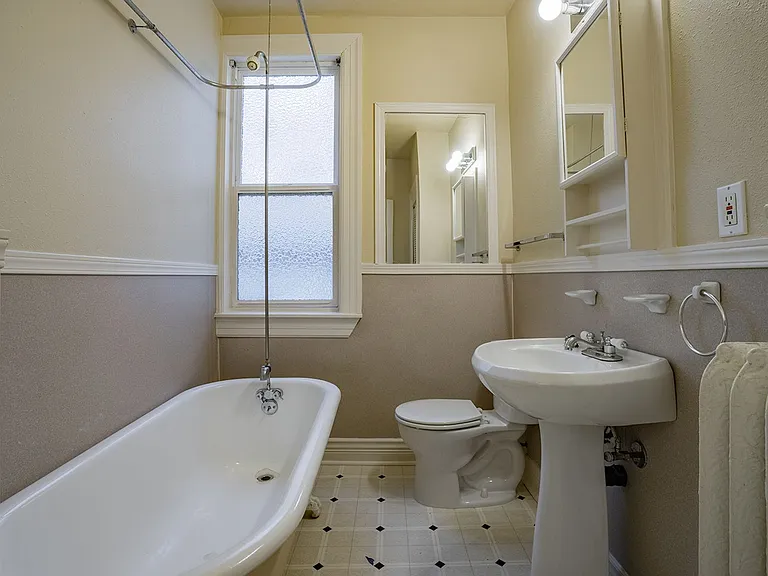 Alexander Apartments — Photo 12