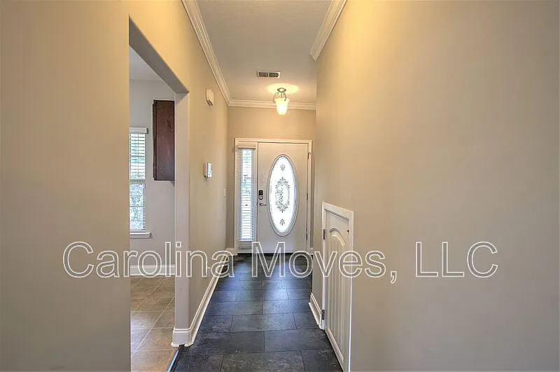 5 bed, 3.5 bath, 2778 sqft, $2,200 — Photo 2