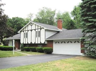 7 Laurel Dr, Loudonville, NY 12211