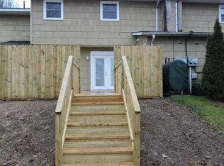 319 Village Edge Dr, Brodheadsville, PA 18322