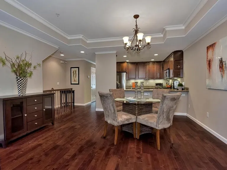 2218 Woodberry Ln — Photo 3