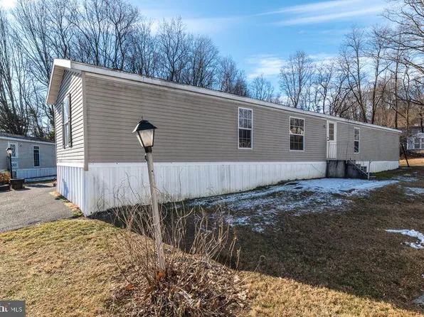 100 Waldon Cir, Macungie, PA 18062