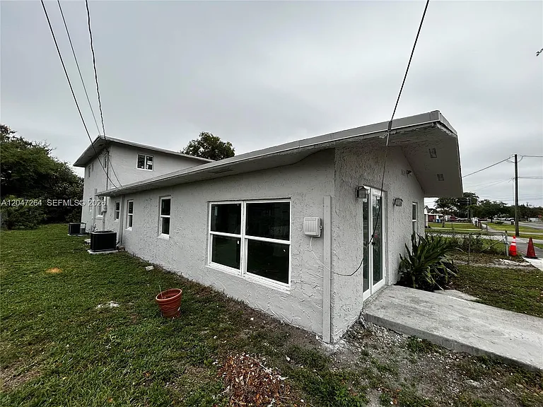 4429 SW 21st St #FRONT — Photo 29