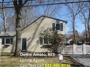 7 Blackfoot Trl, Shoreham, NY 11786