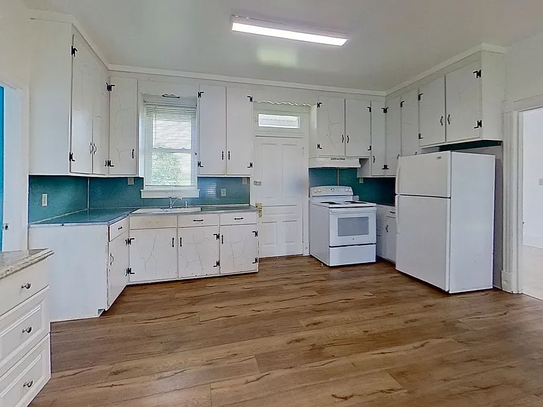 2801 Bridgeview Rd — Photo 2