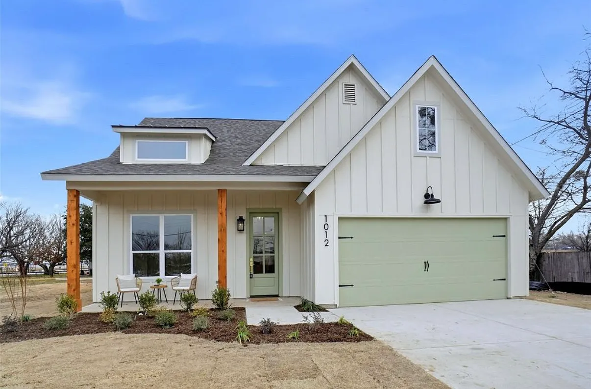 4 bed, 2013 sqft, $9,500 — Photo 1