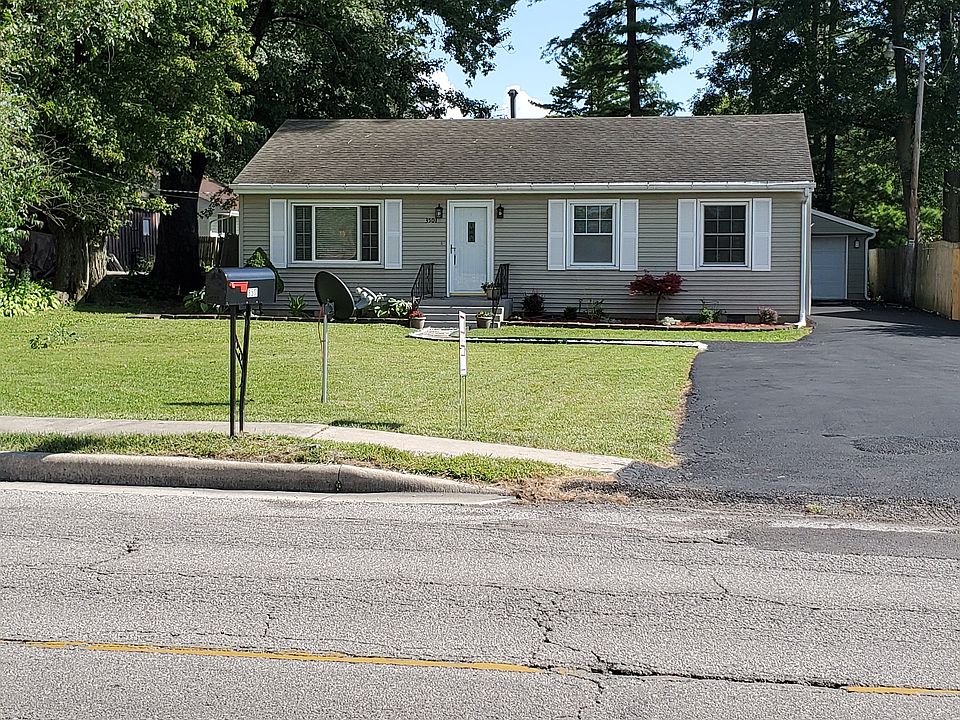 3501 W.J.\   Large driveway