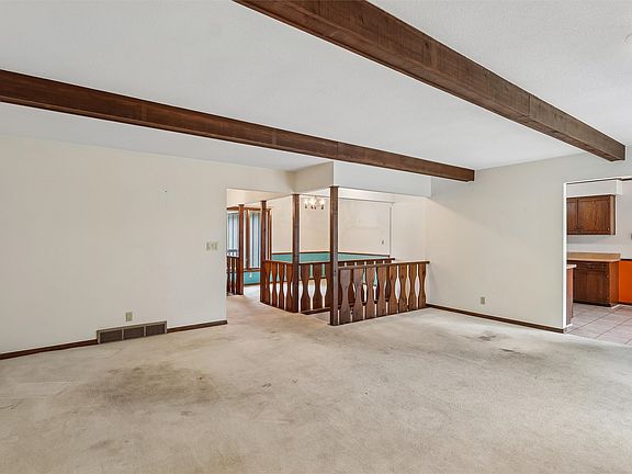 4th image of 1006 SE Uehlamar Dr