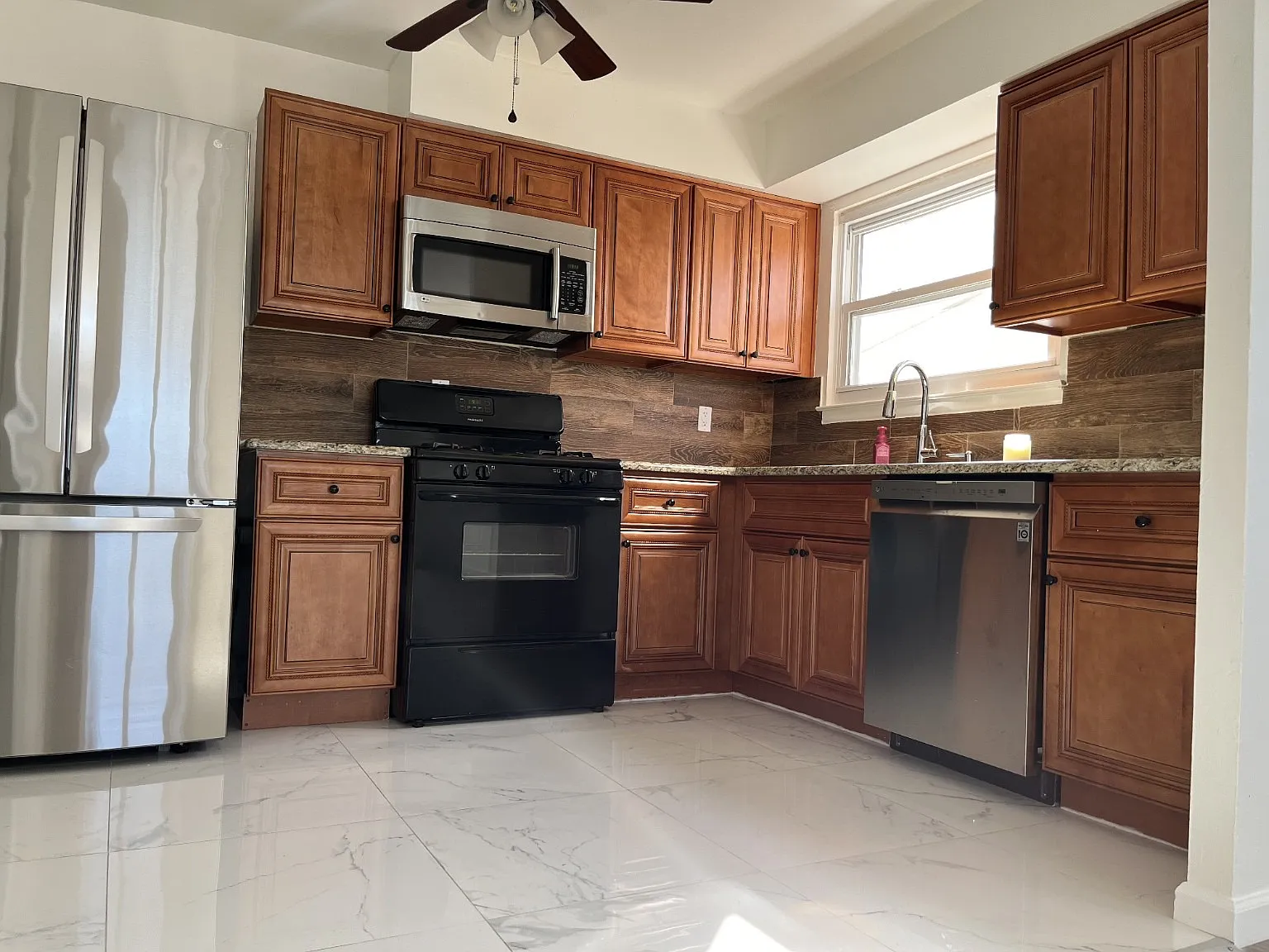 1 bed, 700 sqft, $1,800 — Photo 2