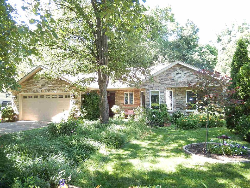 1st image of 824 W Rosewood Dr
