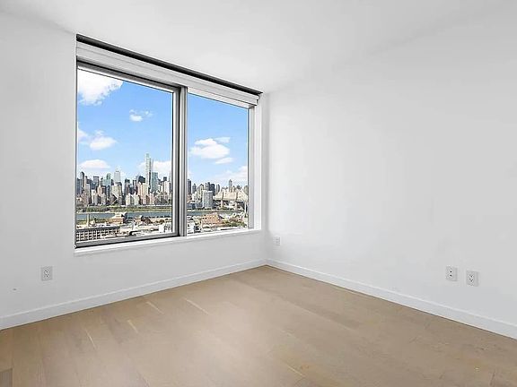 4th image of 3 Court Sq APT 3512