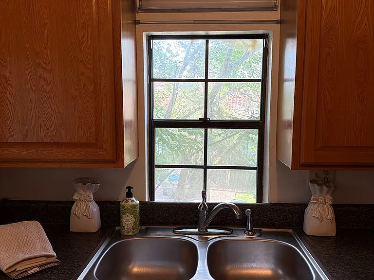 Beautiful downtown quad. 1 and 2 bed units available now. Pets allowed. — Photo 52