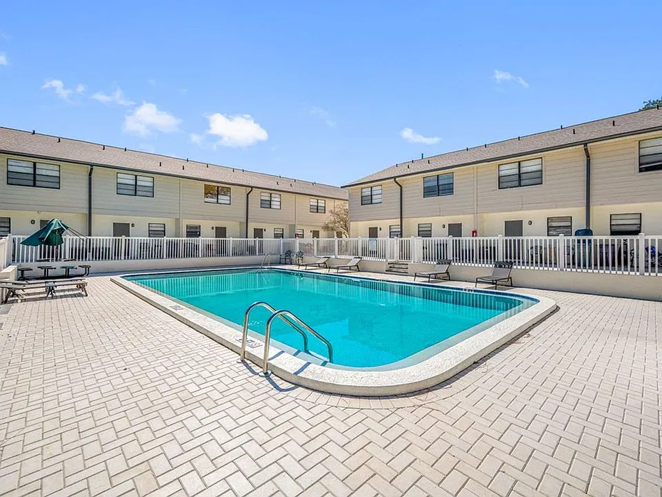 HUGE Renovated Townhome - Private Laundry & Pool