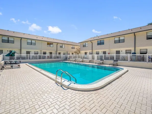 HUGE Renovated Townhome - Private Laundry & Pool