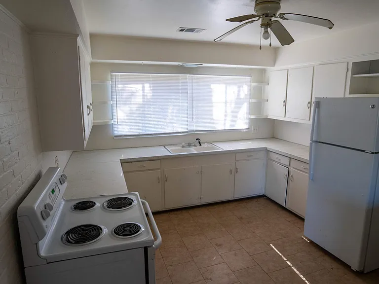 433 Lawrence Rd — Photo 7