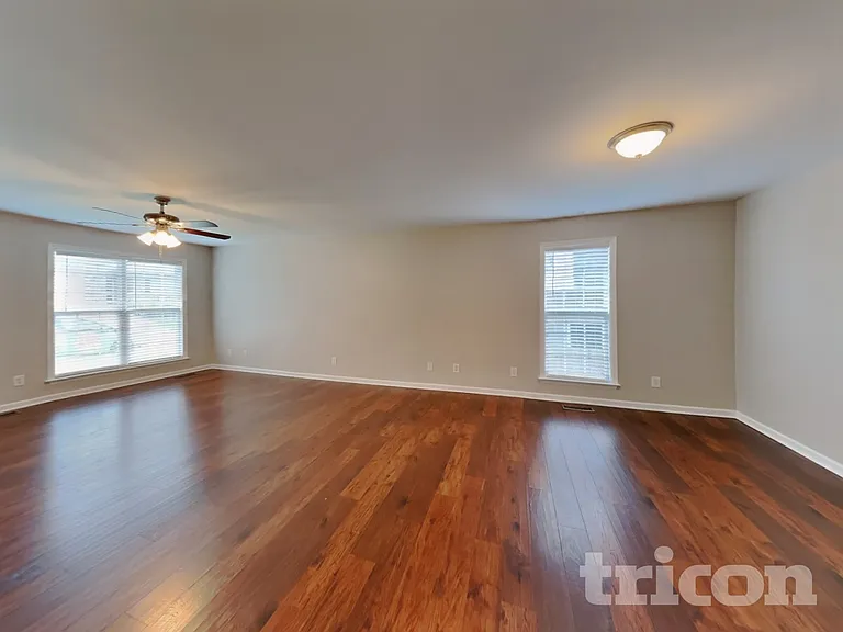 703 Maple Ct — Photo 2