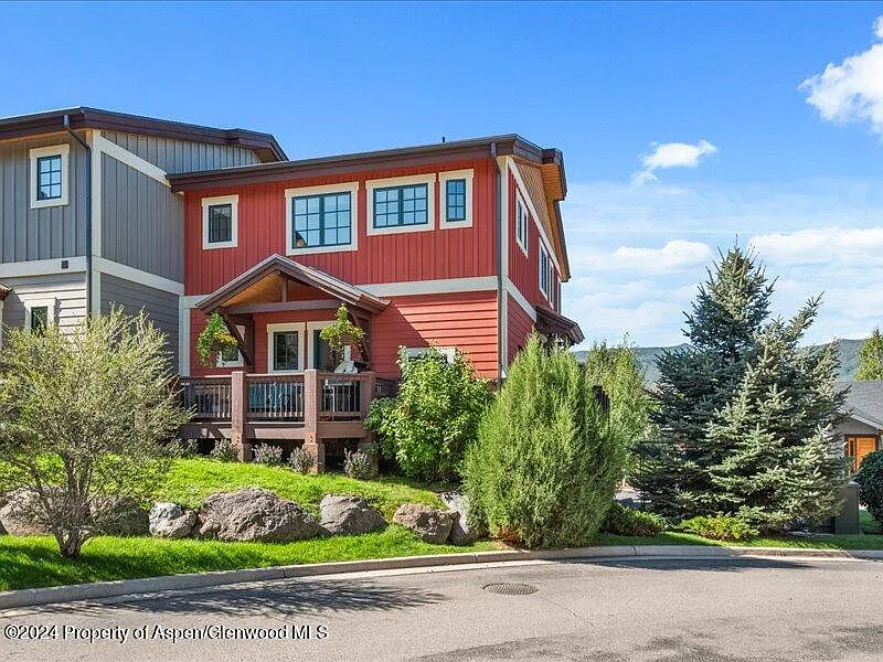 3 bed, 2.5 bath, 2286 sqft, $7,000 — Photo 2