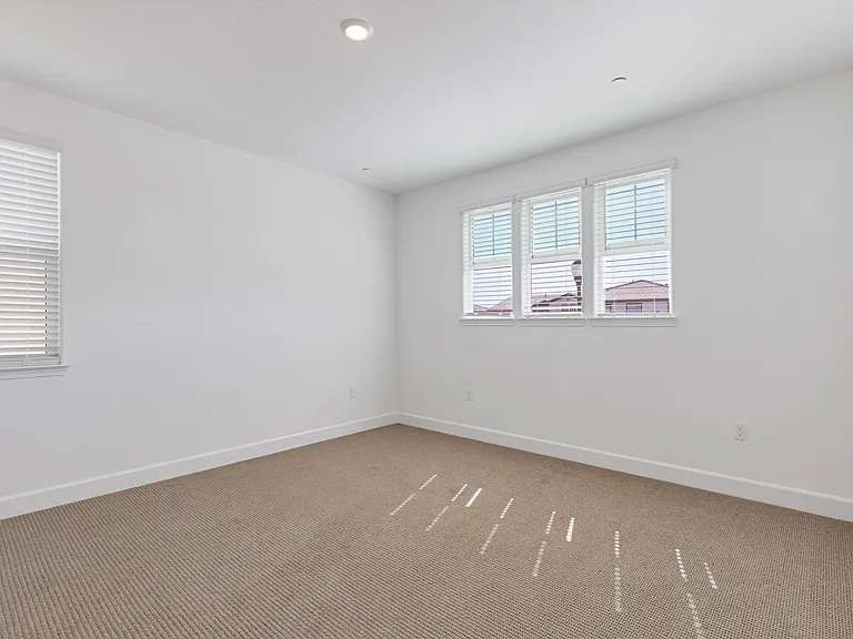 1072 Caraballo Dr — Photo 17