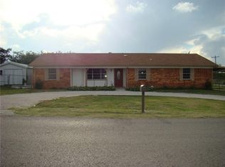 900 Holmes Dr, Granbury, TX 76048