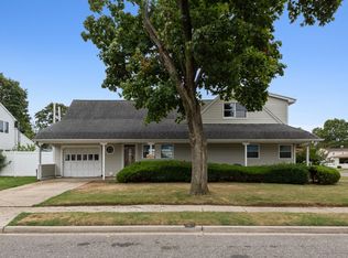 1 Starling Ln, Levittown, NY 11756