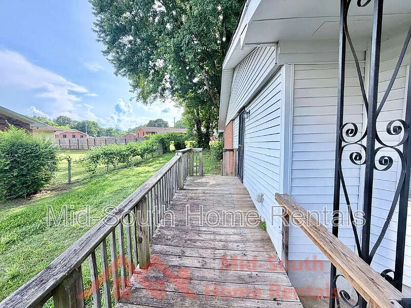 3 bed, 1.5 bath, 1190 sqft, $1,150 — Photo 3