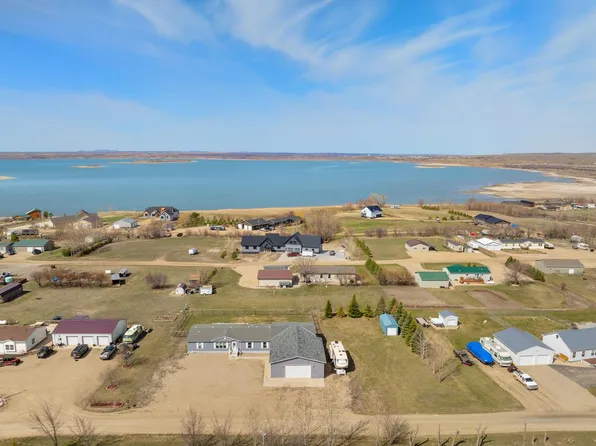 8325 38th St NW, New Town, ND 58763