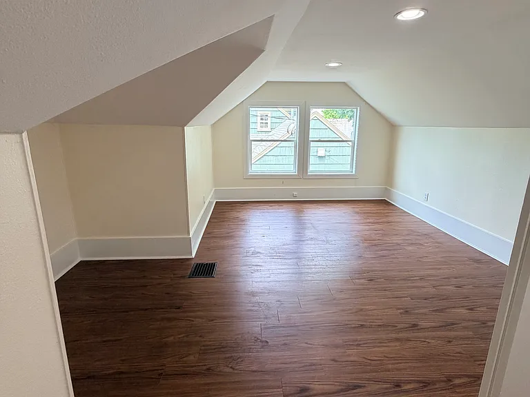 330 NE 102nd Ave — Photo 11