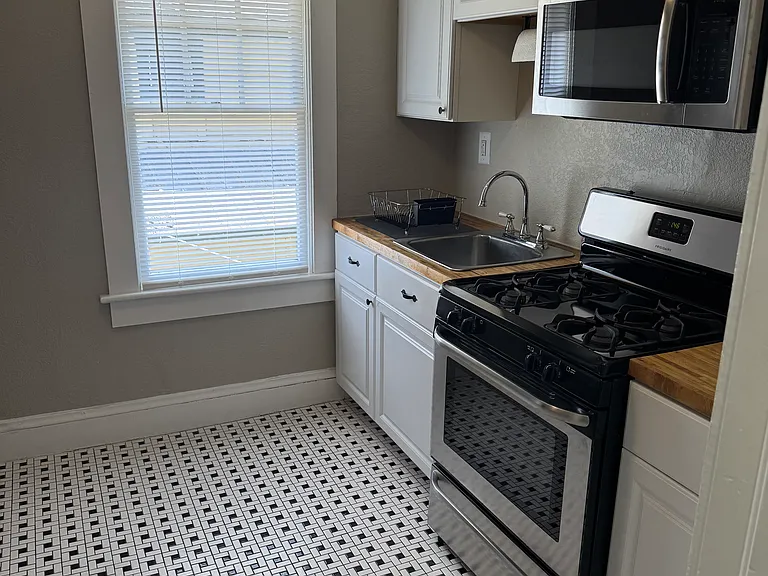 111 E 8th St #2 — Photo 6
