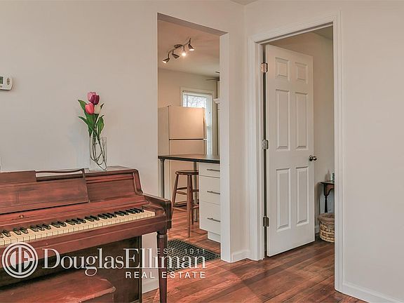 5th image of 276 Ronkonkoma Ave