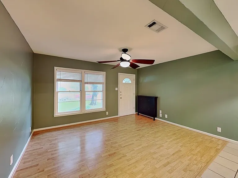 412 Harrison Ln — Photo 2