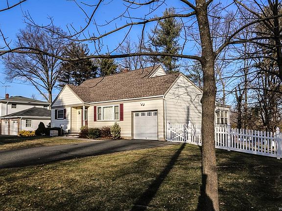 3rd image of 28 Whitewood Dr