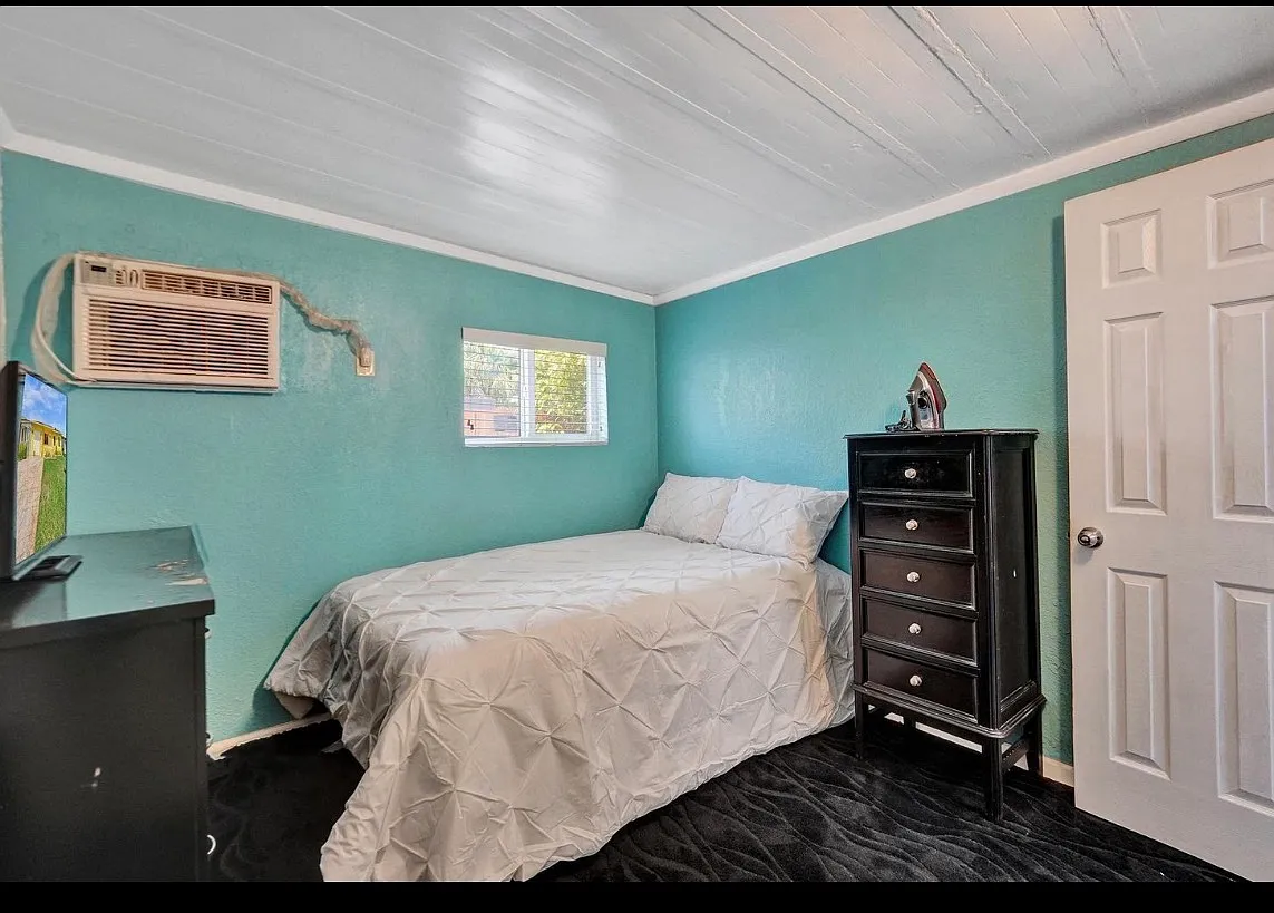 Studio, 1396 sqft, $1,200 — Photo 1