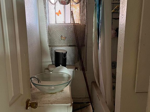 3rd image of 6060 E Yandell Dr