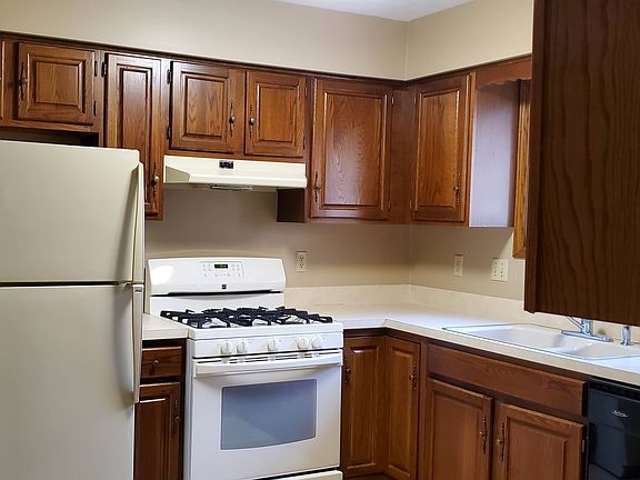 Large kitchen, fully applianced