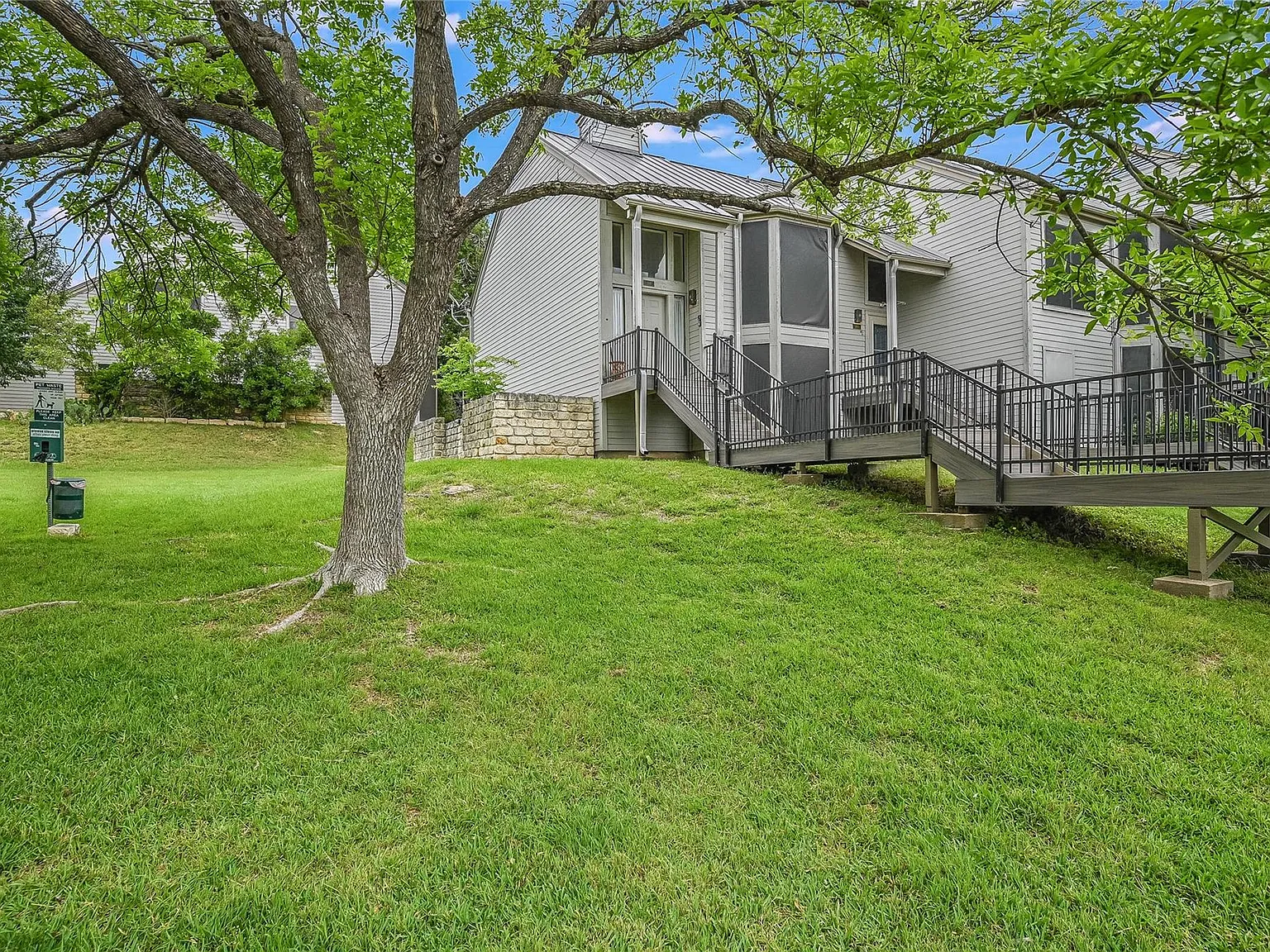 2 bed, 2.5 bath, 1610 sqft, $1,995 — Photo 2