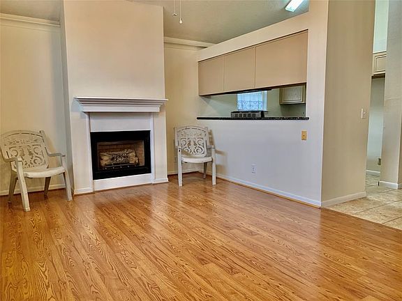 5th image of 213 Carver St