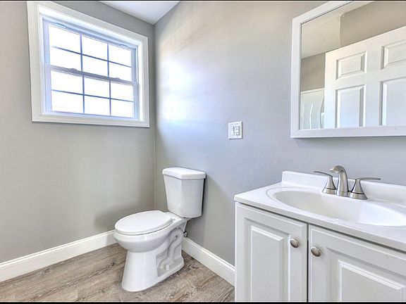 4th image of 127 Pumgansett St #1
