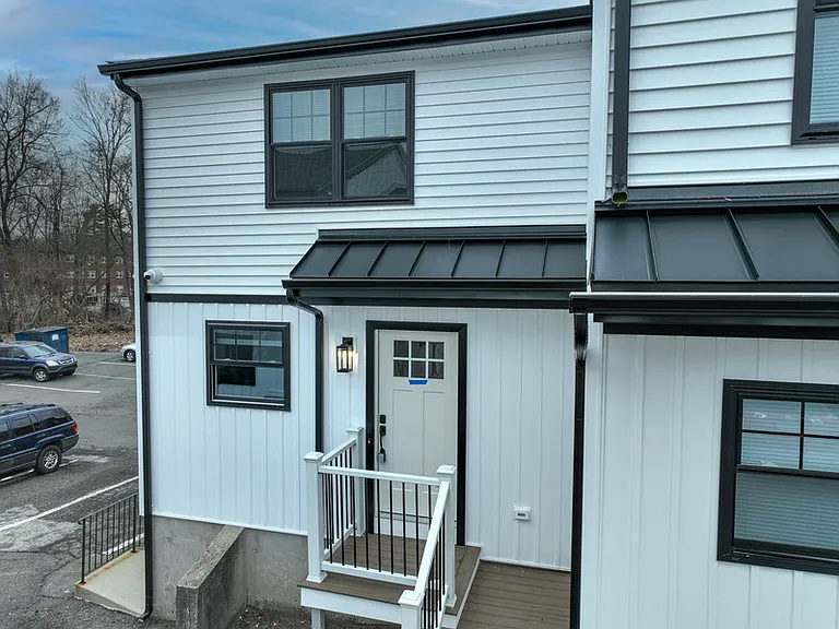 569 Center St — Photo 13