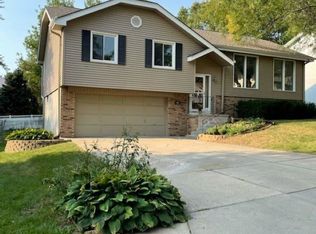 807 Pineview Dr, Papillion, NE 68046