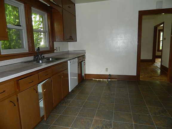 4th image of 423 Center Ave