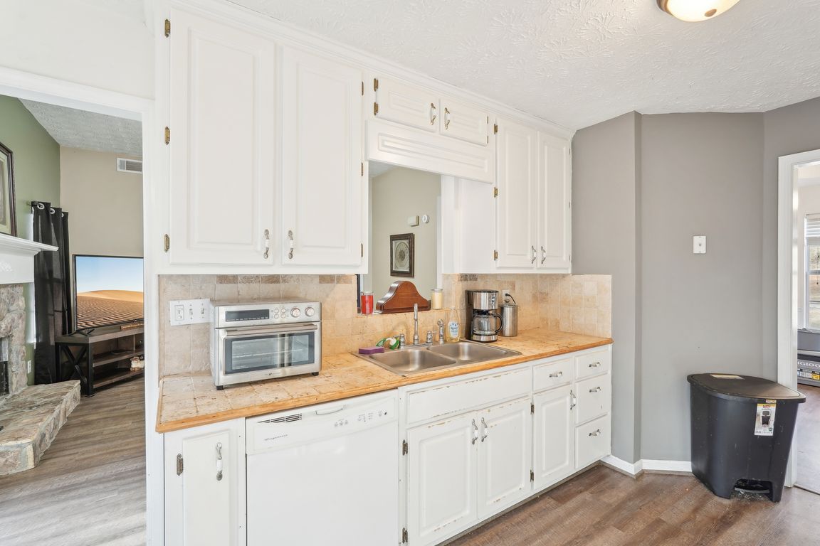 Grove Pointe Cir-015.jpg