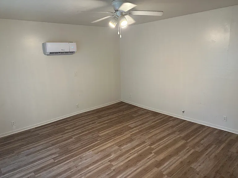 404 E Oak St — Photo 23