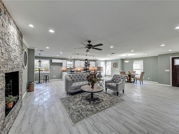 3rd image of 2605 Royal Cir