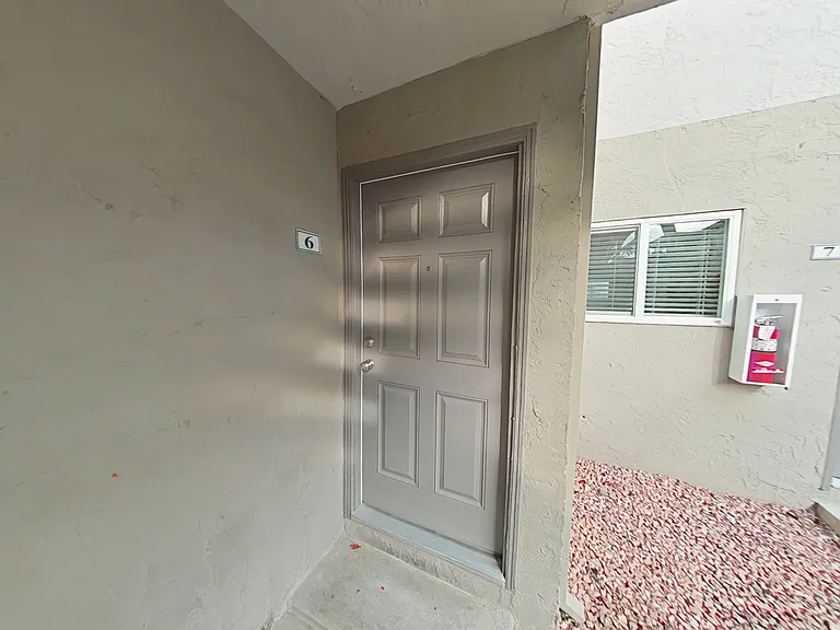 786 Reseda Dr #6 — Photo 2