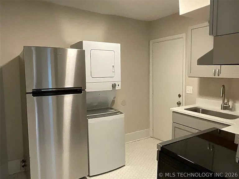 1347 E 6th St — Photo 7