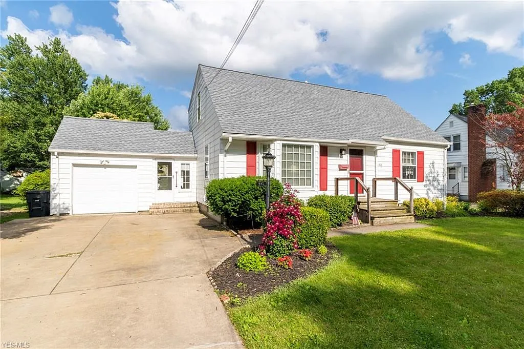 388 Adelaide Ave NE photo 1