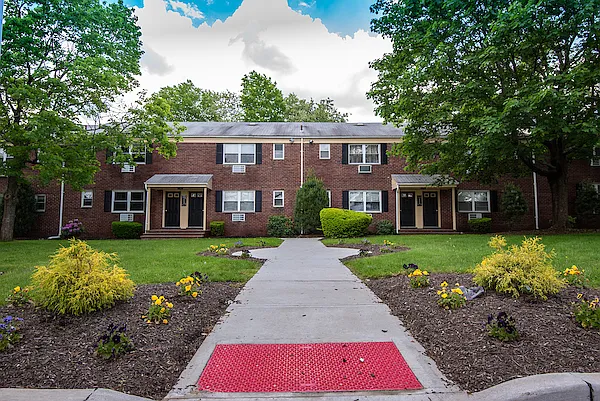 Lincoln Gardens Apartments — Photo 9